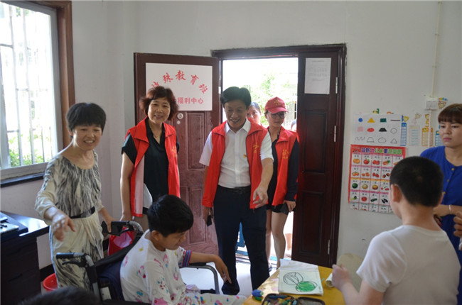 城投集團(tuán)開展“傳承紅色基因，敬老愛幼先行” 現(xiàn)場獻(xiàn)愛心活動