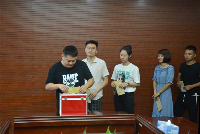 城投集團(tuán)開展“傳承紅色基因，敬老愛幼先行” 現(xiàn)場獻(xiàn)愛心活動