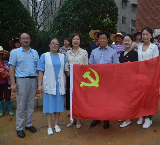 炎炎夏日送清涼，點(diǎn)滴關(guān)懷暖人心——城投集團(tuán)各黨支部開(kāi)展“送清涼”慰問(wèn)一線員工活動(dòng)