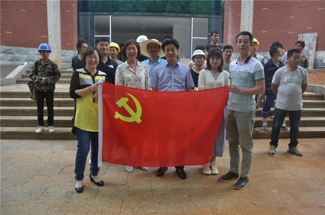 炎炎夏日送清涼，點(diǎn)滴關(guān)懷暖人心——城投集團(tuán)各黨支部開(kāi)展“送清涼”慰問(wèn)一線員工活動(dòng)
