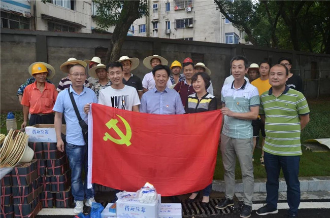 炎炎夏日送清涼，點(diǎn)滴關(guān)懷暖人心——城投集團(tuán)各黨支部開(kāi)展“送清涼”慰問(wèn)一線員工活動(dòng)