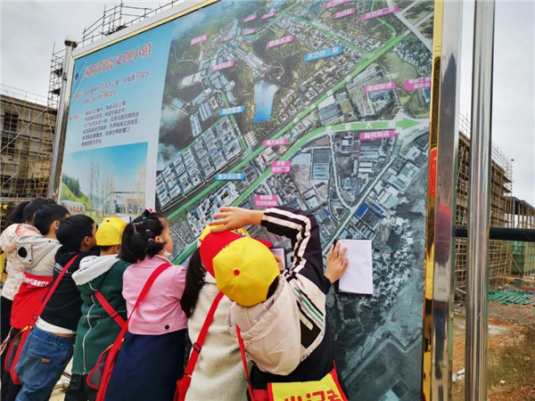 “千人市民觀察團(tuán)”走進(jìn)城投集團(tuán)龍山湖公園、陶瓷產(chǎn)業(yè)加速基地等項(xiàng)目