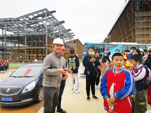 “千人市民觀察團(tuán)”走進(jìn)城投集團(tuán)龍山湖公園、陶瓷產(chǎn)業(yè)加速基地等項(xiàng)目