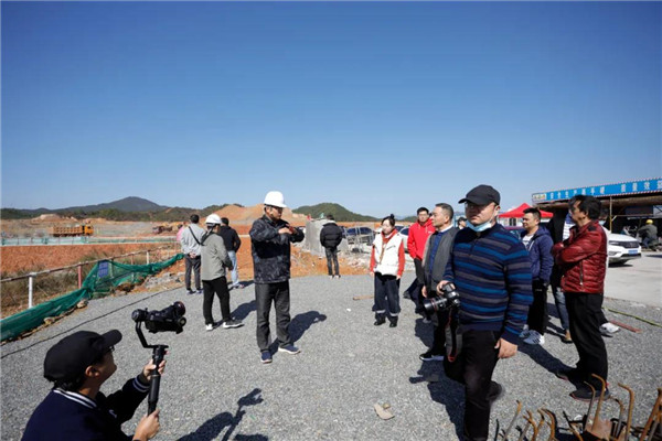 記者節(jié)：媒體聚焦昌南新區(qū)、城投集團重點項目建設工地
