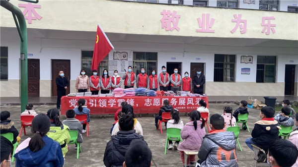 市城投集團開展“黨建引領學雷鋒，志愿服務展風采”送溫暖活動