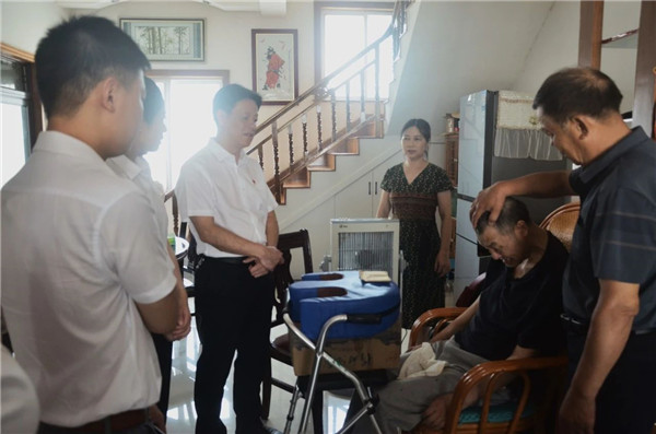 市城投集團領(lǐng)導走訪慰問困難黨員