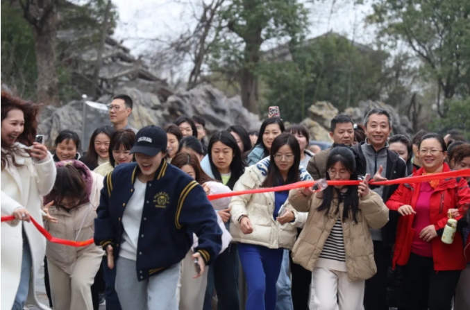 市城投集團開展“團結(jié)一心 拼搏進取 奮戰(zhàn)2025”迎新年登山、健步走活動