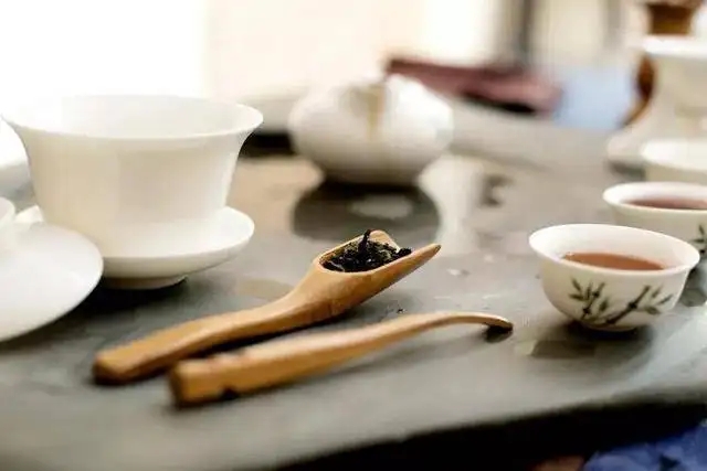 為什么有時(shí)喝茶嗓子會(huì)發(fā)干？