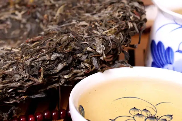 喝普洱茶，生茶和熟茶哪個(gè)更適合你？
